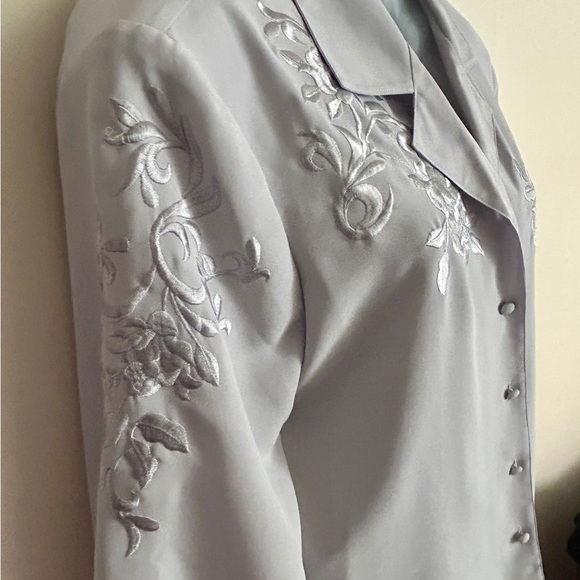 Ship n Shore Gray Blouse Embroidered Womens Sz 12 Long Sleeve - Picture 6 of 14